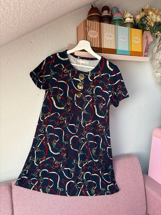Vestido estampado cadenas y hebillas