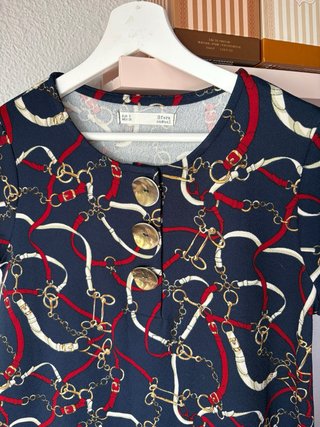 Vestido estampado cadenas y hebillas