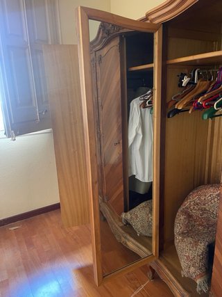 Armario antiguo de madera