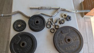 Estación gimnasio con banco regulable y pesas