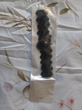 Gargantilla de encaje negro con camafeo