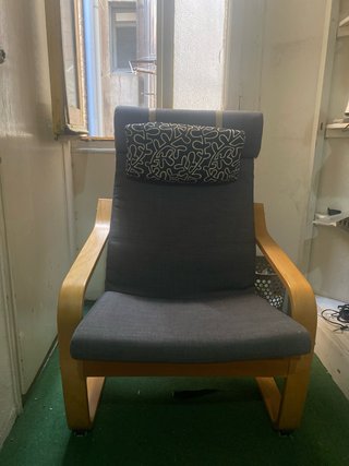 Sillón de tela y madera