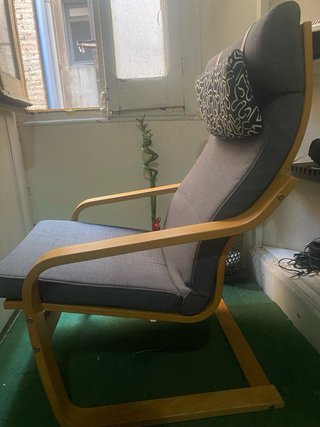 Sillón de tela y madera