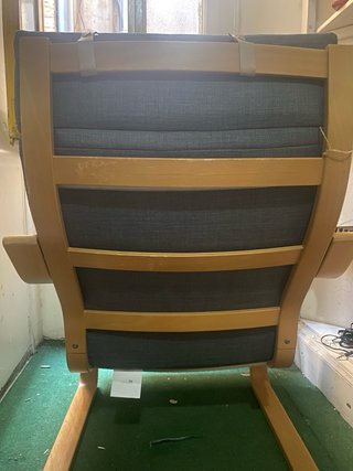 Sillón de tela y madera