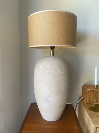 Lámpara de mesa efecto cemento beige