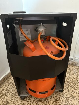 Estufa de butano negra