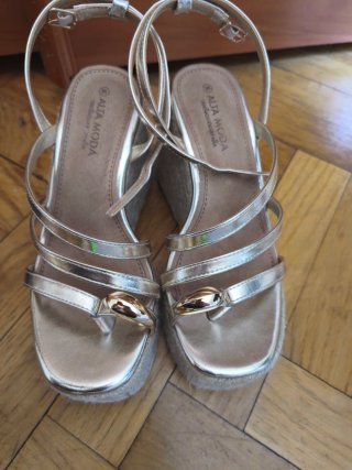 Sandalias cuña doradas ALTA MODA