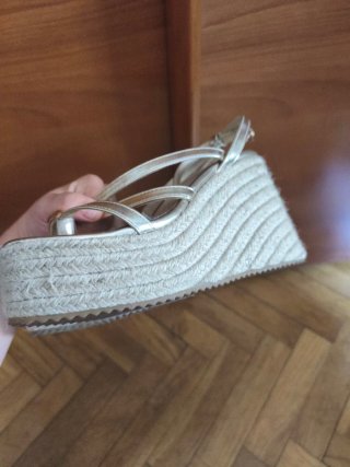 Sandalias cuña doradas ALTA MODA