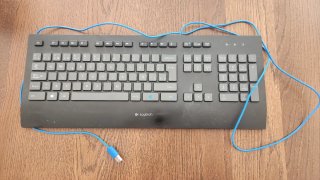 Teclado Logitech Negro con Cable azul