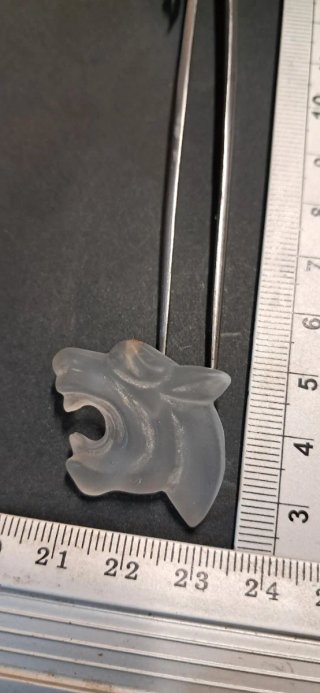 Ciondolo testa di lupo in materiale sintetico