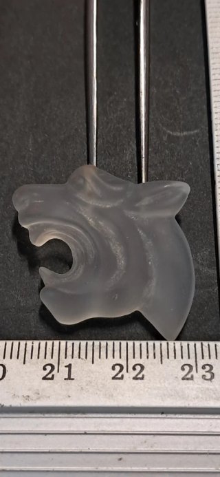 Ciondolo testa di lupo in materiale sintetico