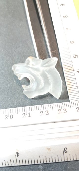 Ciondolo testa di lupo in materiale sintetico