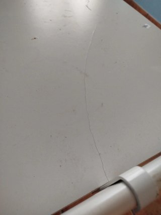 Cama alta tipo litera con escritorio blanco