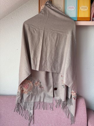 Chalina Beige con Flores Rojas Bordadas