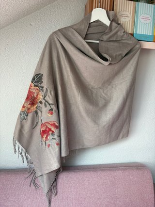 Chalina Beige con Flores Rojas Bordadas