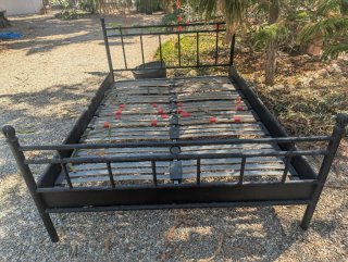 Cama de metal negra