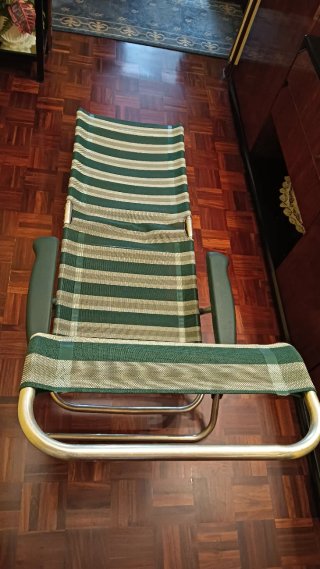 Tumbona plegable de tela y metal