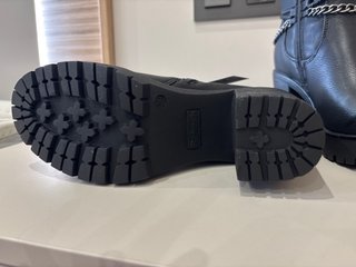 Botines Refresh imitación cuero vegano