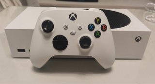 Xbox Series S Blanca + Mando y Cables
