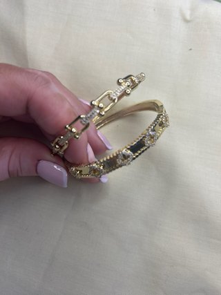 Pulseras doradas con detalles