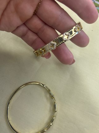 Pulseras doradas con detalles