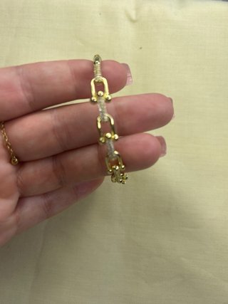 Pulseras doradas con detalles