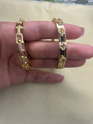 Pulseras doradas con detalles
