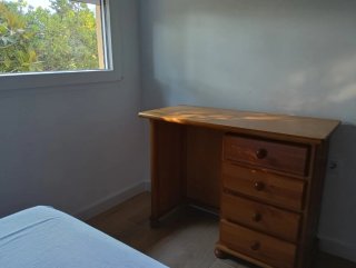 Escritorio de madera marrón