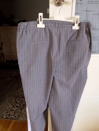 Pantalones grises con raya blanca