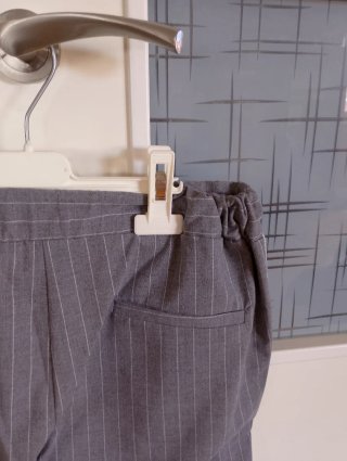 Pantalones grises con raya blanca