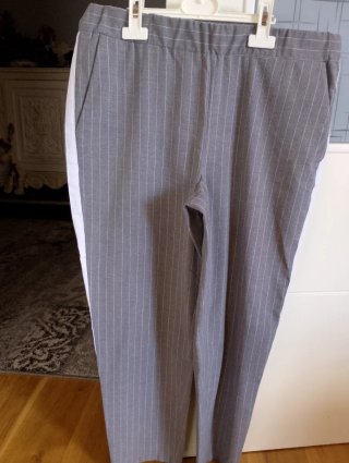 Pantalones grises con raya blanca