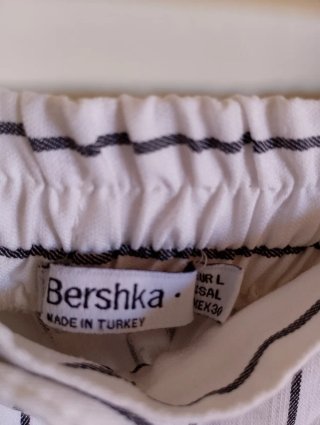 Pantalón blanco con rayas negras