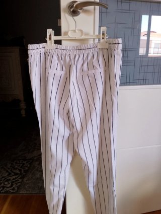 Pantalón blanco con rayas negras