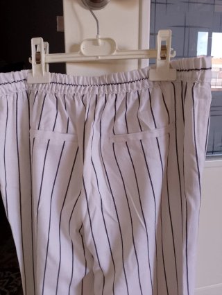 Pantalón blanco con rayas negras