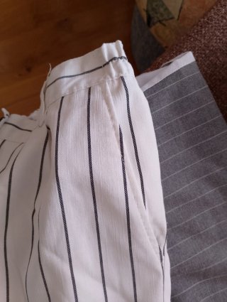 Pantalón blanco con rayas negras