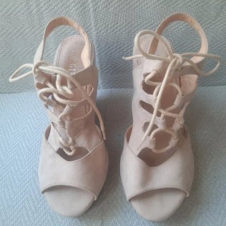 Sandalias de cuña y plataforma beige