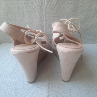 Sandalias de cuña y plataforma beige