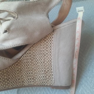 Sandalias de cuña y plataforma beige