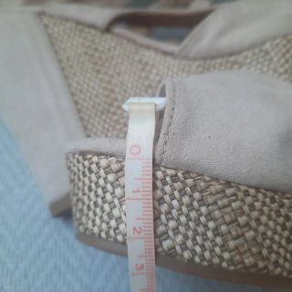 Sandalias de cuña y plataforma beige