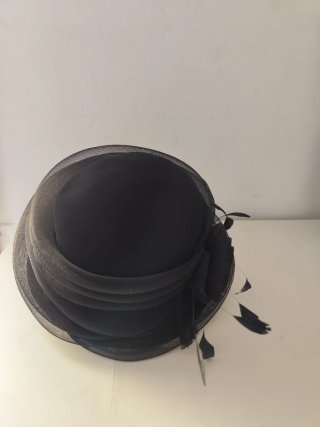 Sombrero negro mujer con plumas