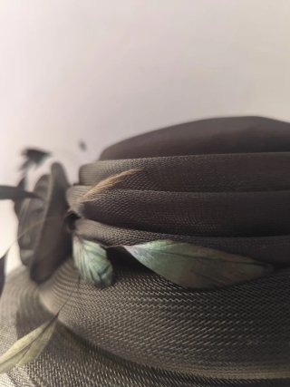 Sombrero negro mujer con plumas