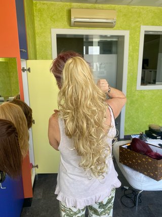Postizo con pinza rubia rizada