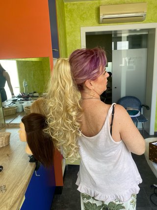 Postizo con pinza rubia rizada