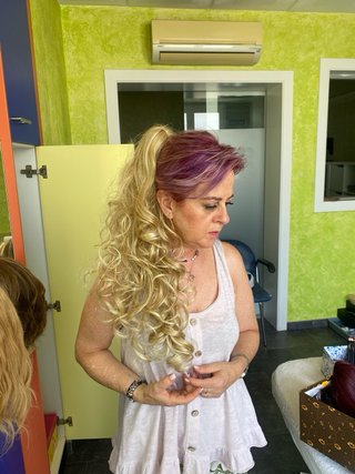 Postizo con pinza rubia rizada