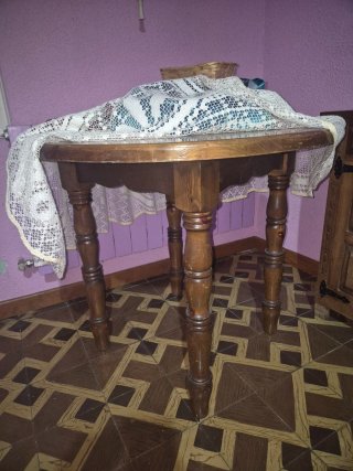 Mesa redonda de madera
