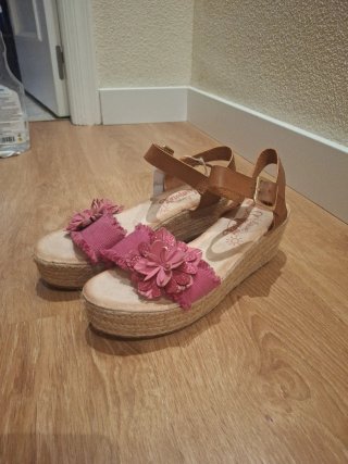 Sandalias cuña rosa