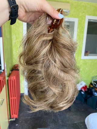 Peluca natural rubia con pinza