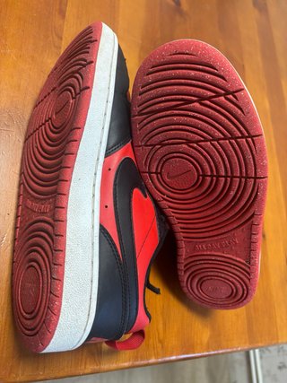 Zapatillas Nike rojas y negras