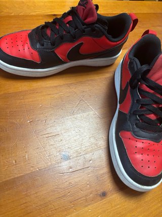 Zapatillas Nike rojas y negras