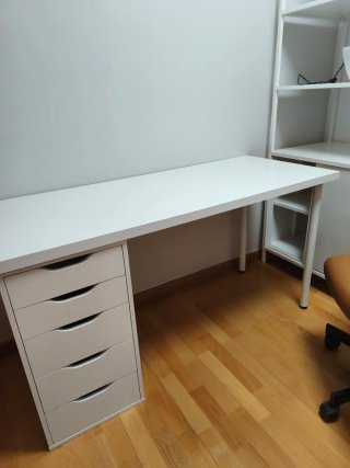 Escritorio con cajones y sillón oficina